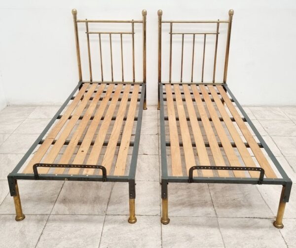 CAMA UNA PLAZA ANTIGUA DE BRONCE DOS CAMAS DE UNA PLAZA BRONCE. COD: 96507