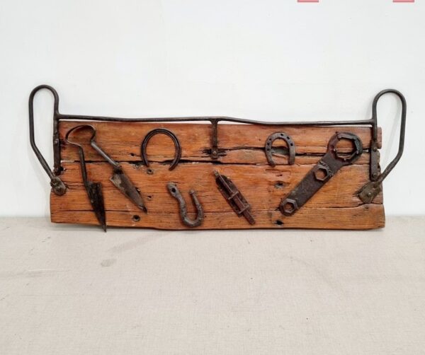 ADORNO DE COLGAR EN MADERA CON HERRAMIENTAS DE CAMPO ANTIGUAS. COD: 96801