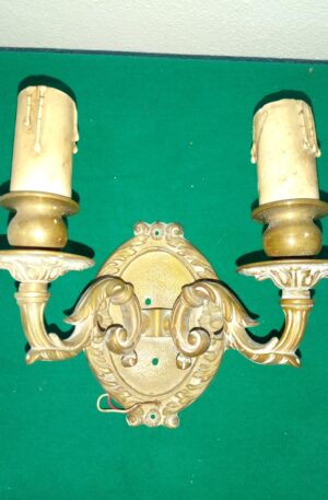 APLIQUE DE BRONCE LABRADO ANTIGUO DOS LUCES ESTILO FRANCES. COD: 78705