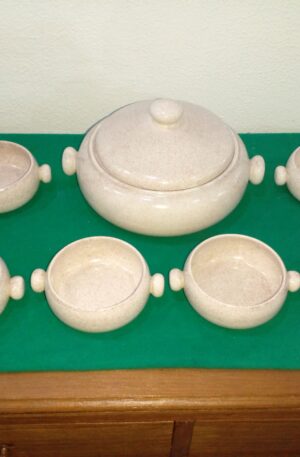 JUEGO DE SOPERA CON 6 CONSOMERAS, GUISERA CON CAZUELAS CERAMICA. COD: 96103