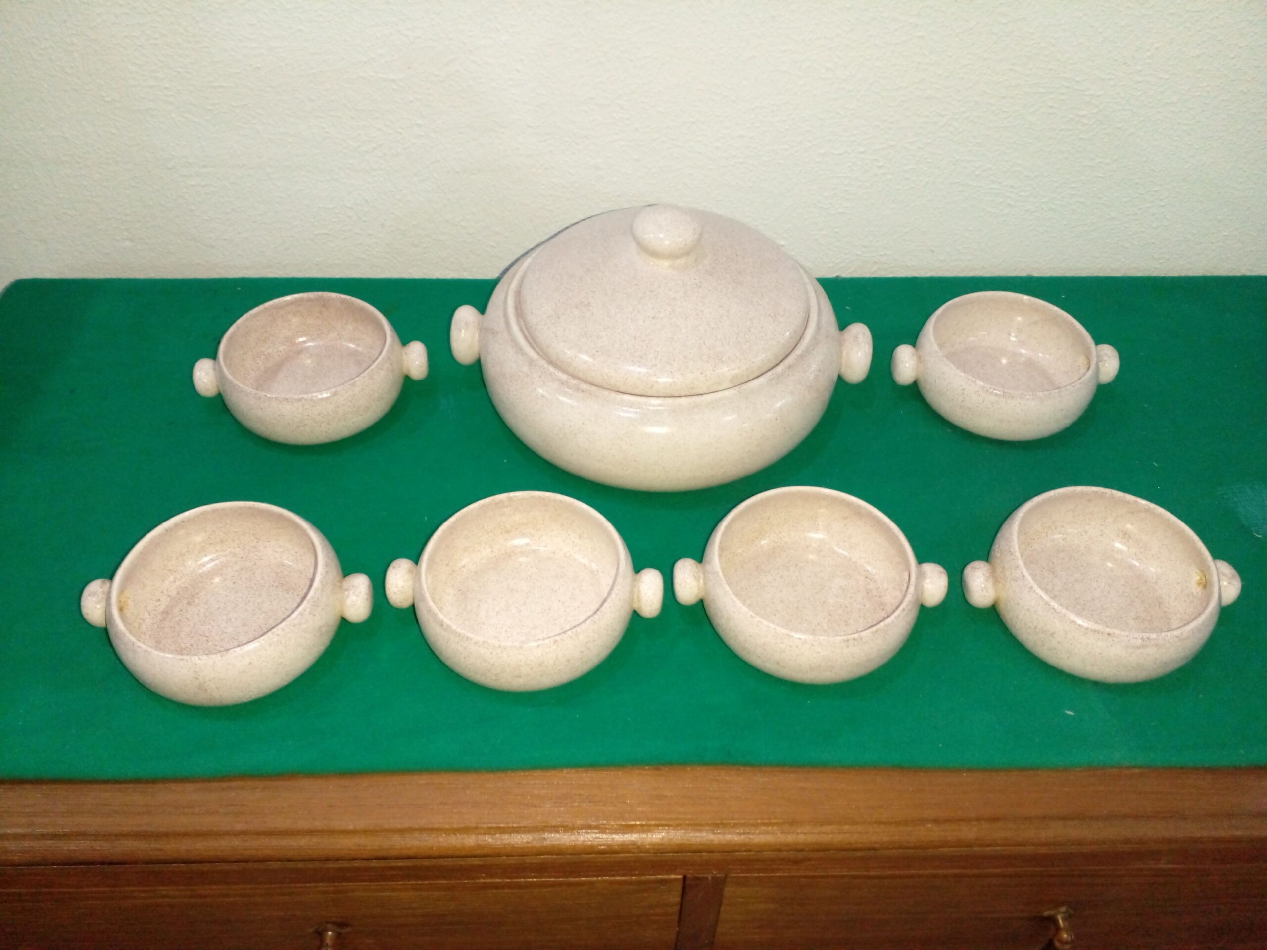JUEGO DE SOPERA CON 6 CONSOMERAS, GUISERA CON CAZUELAS CERAMICA. COD: 96103