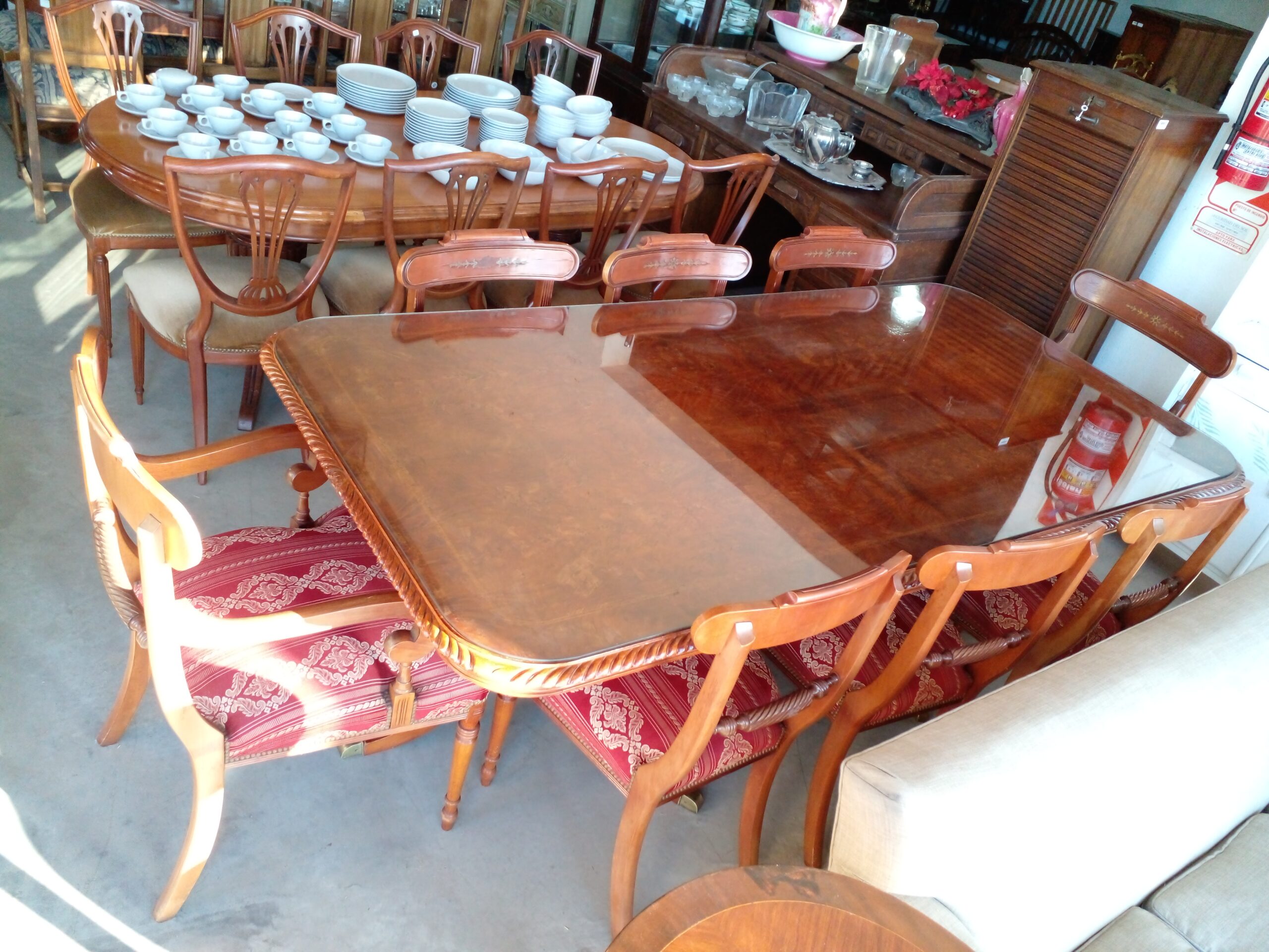 JUEGO DE COMEDOR IMPERIO 9 PIEZAS, EN CAOBA CON BRONCERIA. COD: 98101