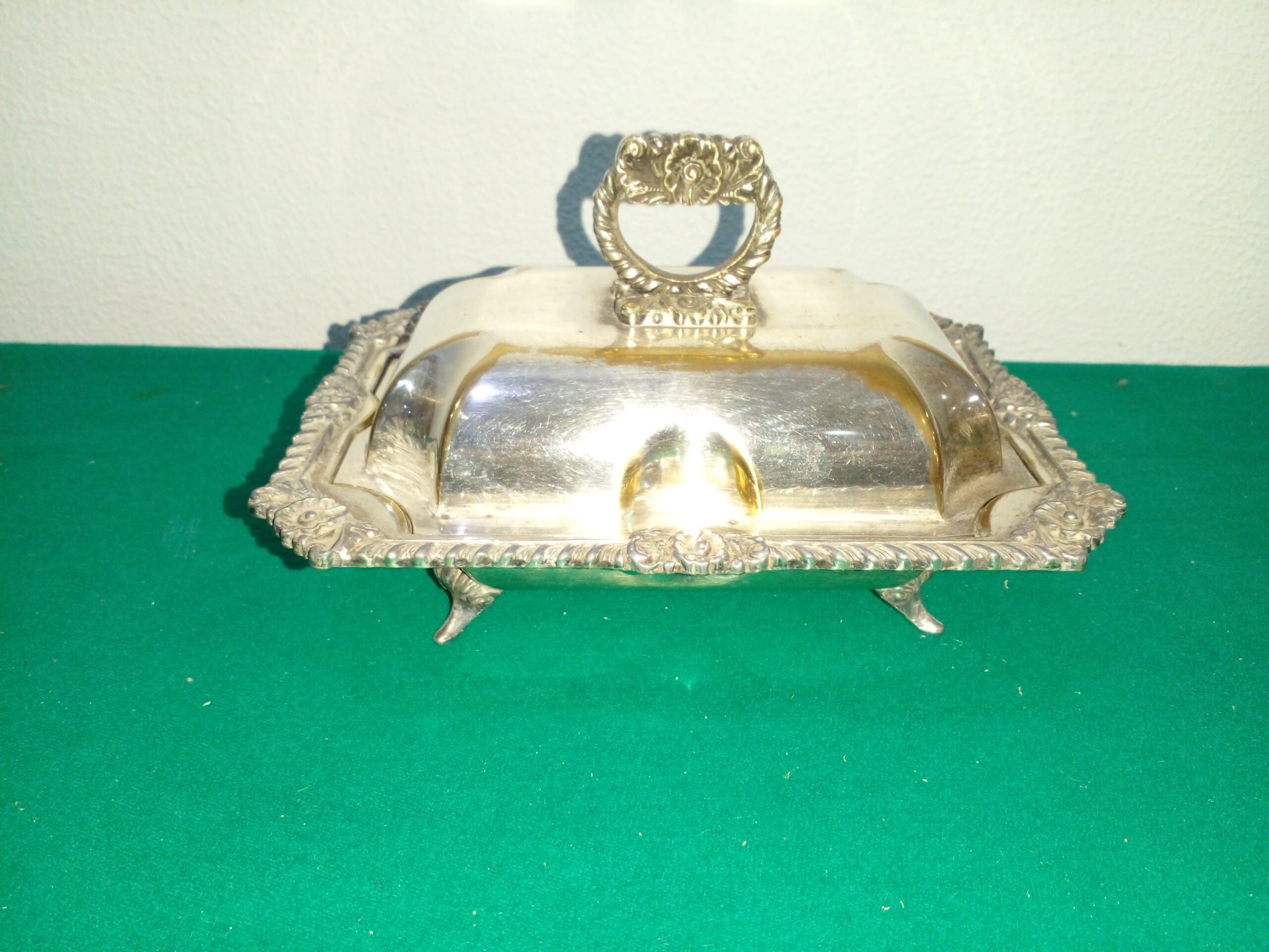 CENTRO DE MESA METAL PLATEADO ANTIGUO SELLADO PLATERIA ESCUDO. COD: 97406