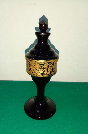 LICORERA ANTIGUA CRISTAL DE BOHEMIA CON RELIEVE EN DORADO. COD: 97803