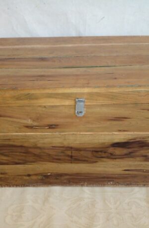 BAUL ANTIGUO EN MADERA LAVADA ARCON DE CAMPO. COD: 96301