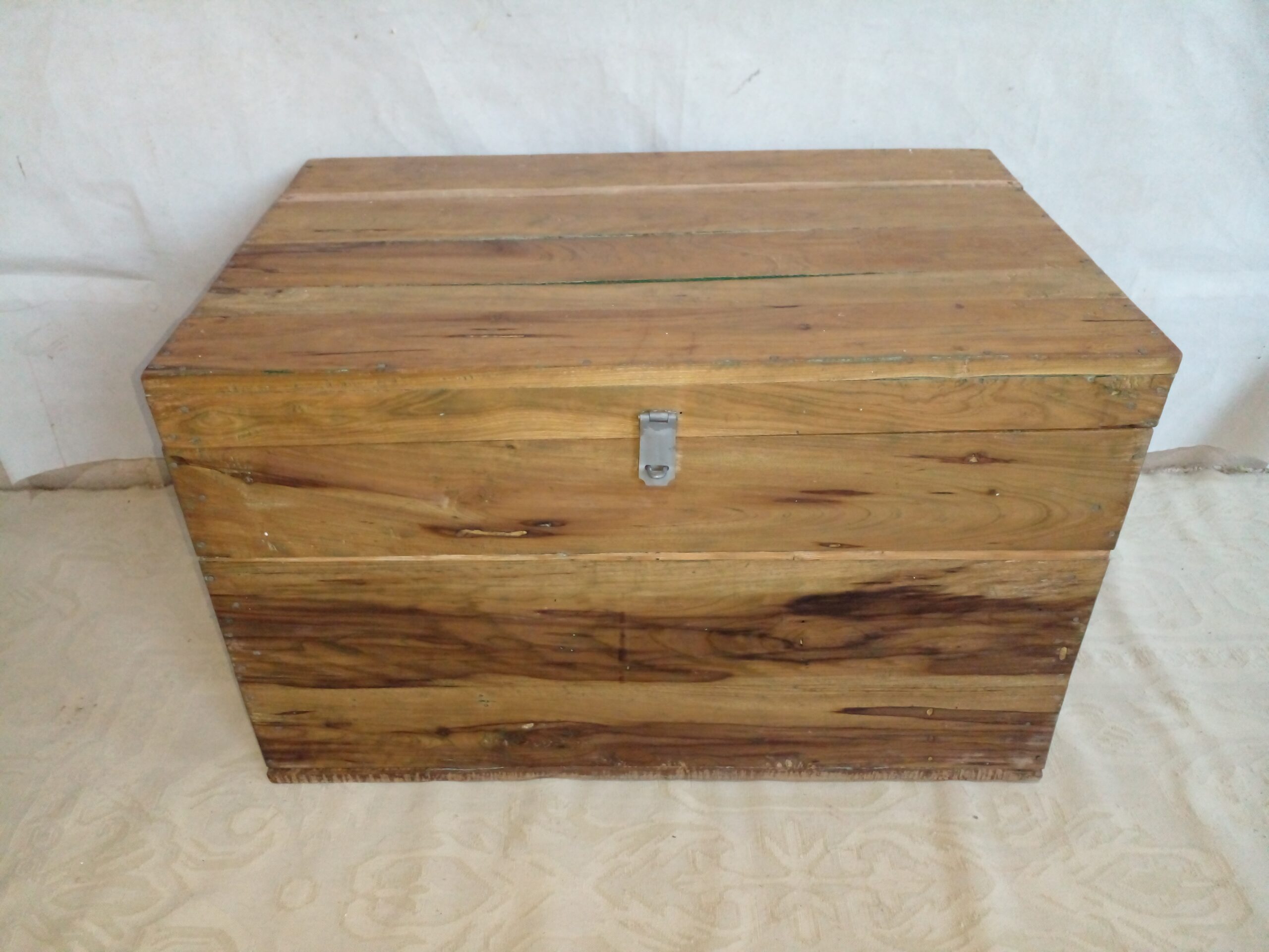 BAUL ANTIGUO EN MADERA LAVADA ARCON DE CAMPO. COD: 96301