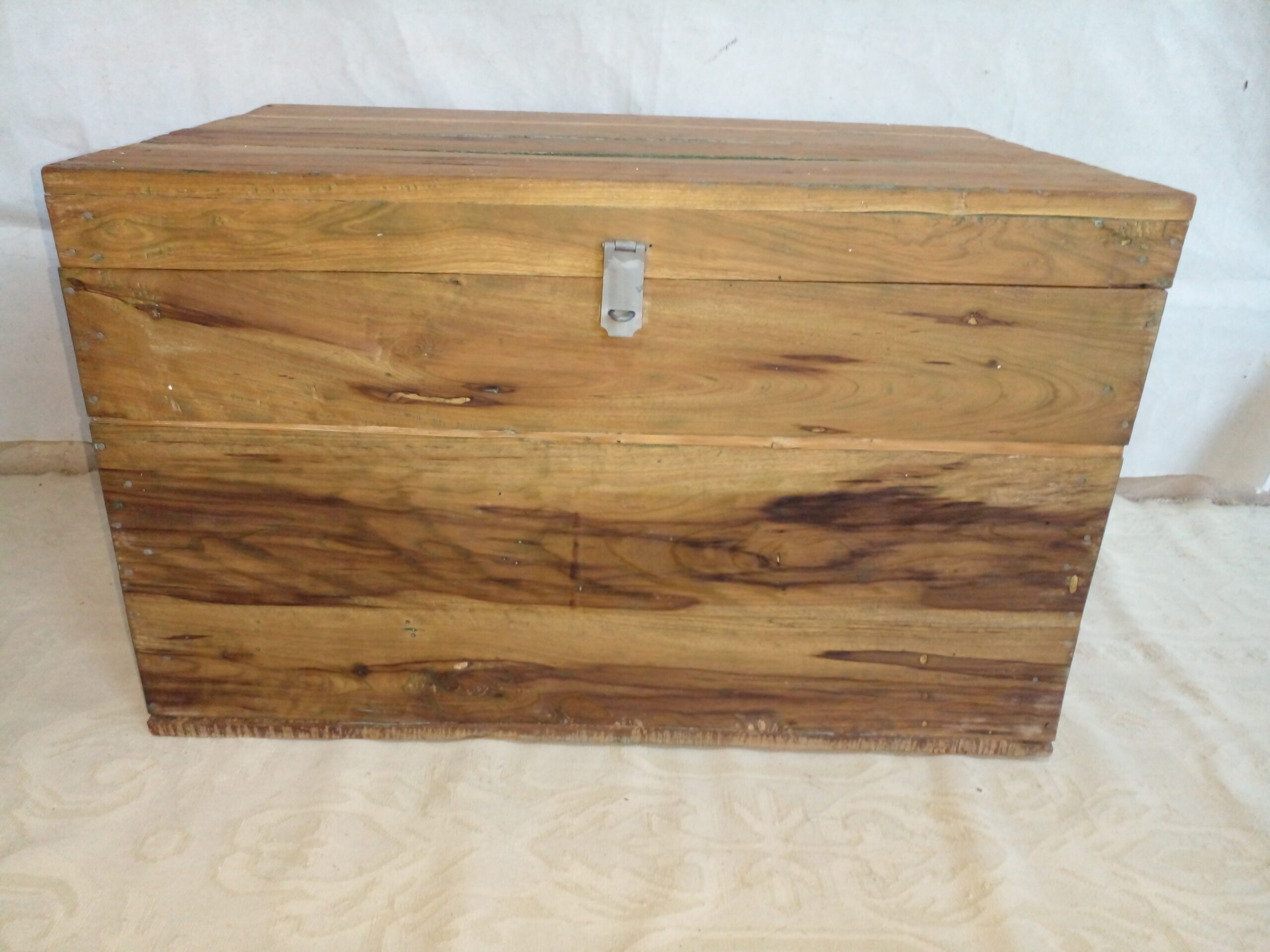 BAUL ANTIGUO EN MADERA LAVADA ARCON DE CAMPO. COD: 96301 - Image 3