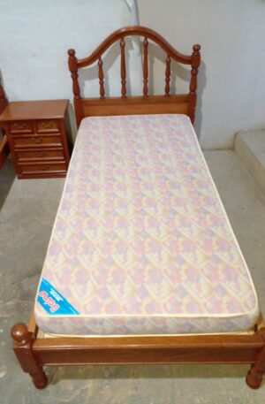 CAMA DE UNA PLAZA EN ROBLE CEREJEIRA CON COLCHON BELMO IMPECABLE. COD: 99703