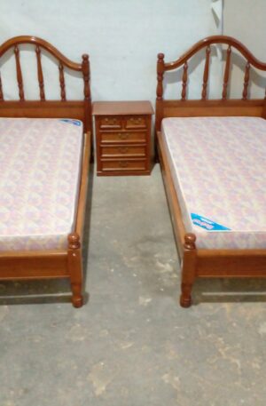 CAMA DE UNA PLAZA EN ROBLE CEREJEIRA CON COLCHON BELMO IMPECABLE. COD: 99703