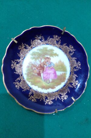 PLATO DECORATIVO AZUL COBALTO SELLADO LIMOGE CON ESCENAS DE FRAGONARD. COD: 100212