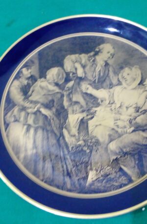 PLATO PORCELANA TSUJI AZUL COBALTO Y ORO 24 K, CON ESCENAS. COD: 100211