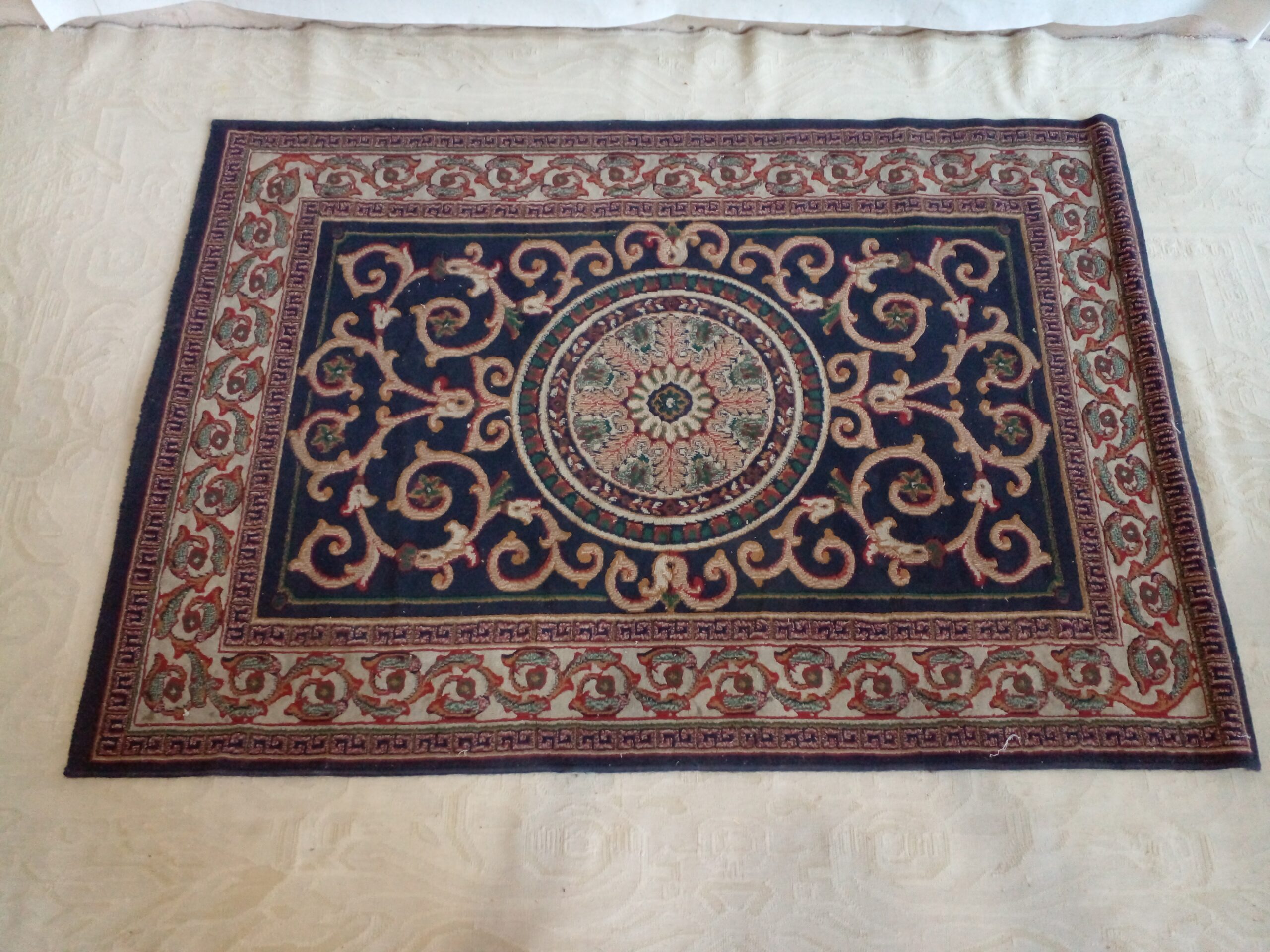 ALFOMBRA DE LANA ANTIGUA CIRCULO CENTRAL MANDALA. COD: 100104