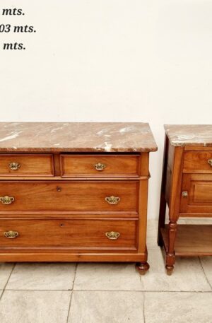 COMODA Y MESA DE LUZ ANTIGUO COLONIAL INGLES CON MARMOL. COD: 99407