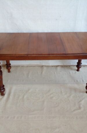 MESA DE COMEDOR ANTIGUA EN NOGAL PATAS TORNEADAS. COD: 100503