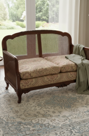 SILLON DOS CUERPOS ESTILO COLONIAL FRANCES CON ESTERILLA VEGETAL. COD: 101501