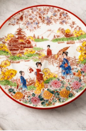 PLATO DECORATIVO PORCELANA ORIENTAL MOTIVO GEISHAS. COD: 101904