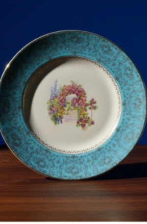 PLATO DECORATIVO ALA TURQUESA COM MOTIVO GLORIETA FLORAL. COD: 101937