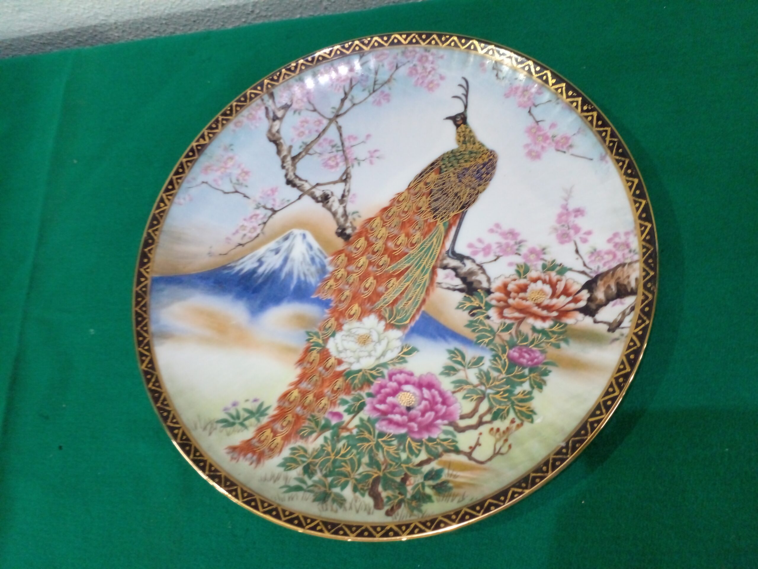 PLATO DECORATIVO PORCELANA TSUJI MOTIVO PAVO REAL. COD: 101932
