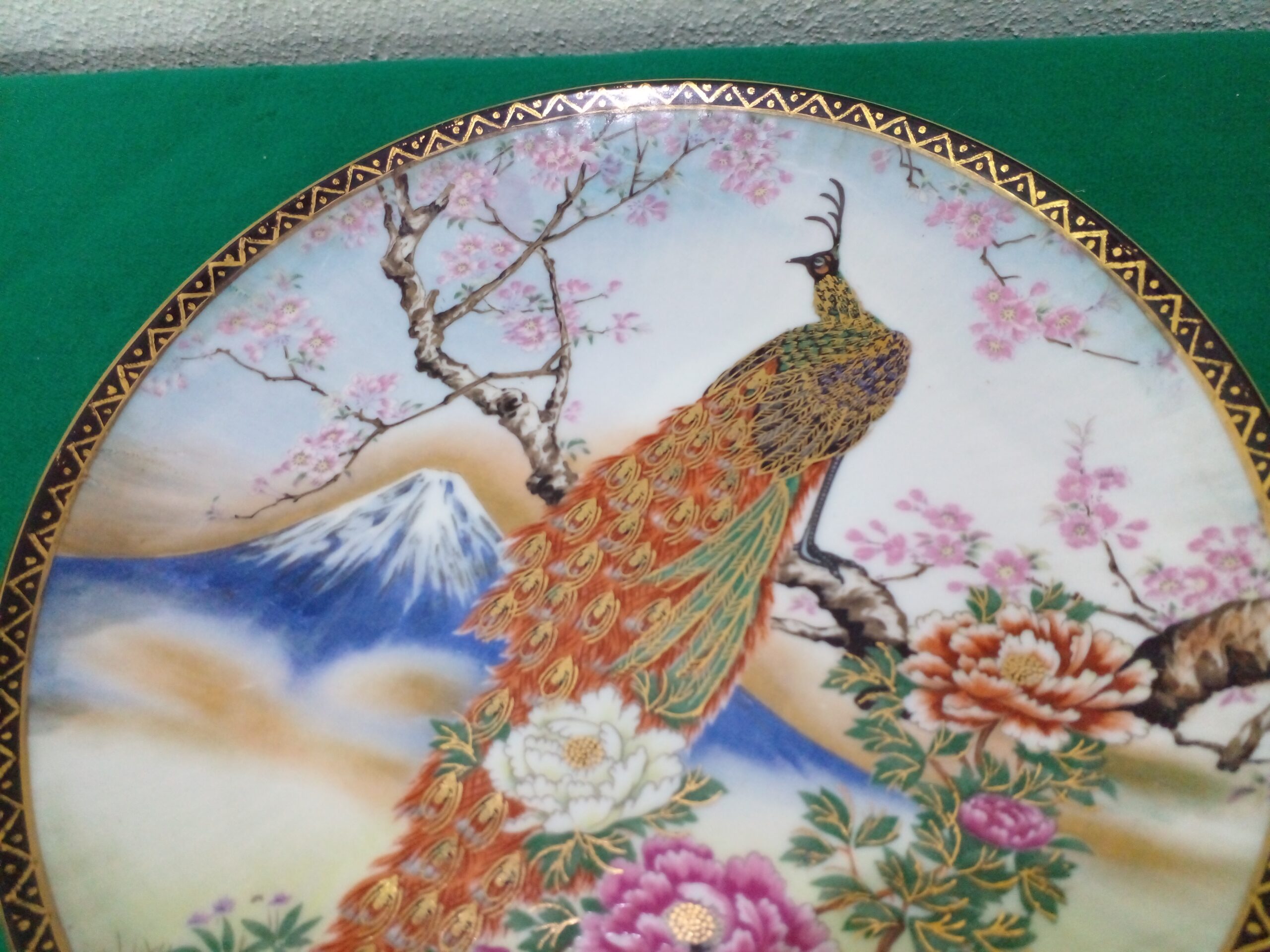 PLATO DECORATIVO PORCELANA TSUJI MOTIVO PAVO REAL. COD: 101932 - Image 4