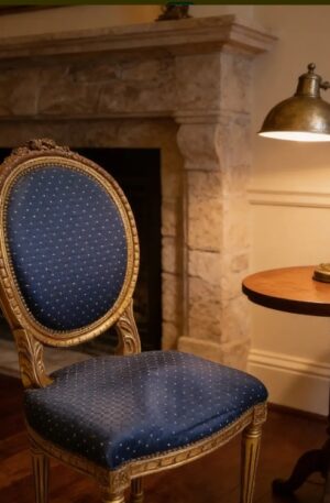 SILLA DE SALA ESTILO FRANCES LUIS XVI DORADA TAPIZADA EN AZUL. COD: 103505