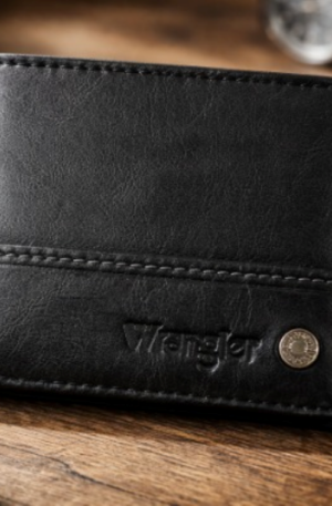 BILLETERA WRANGLER DE CUERO NEGRO CON PESPUNTE. PROTECCION RFID. COD: WR14