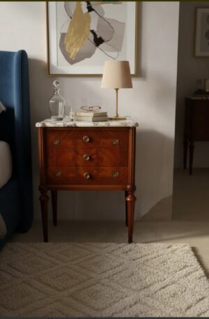 MESA DE LUZ ESTILO INGLES EN CAOBA CON TAPA DE MARMOL. COD. 103312