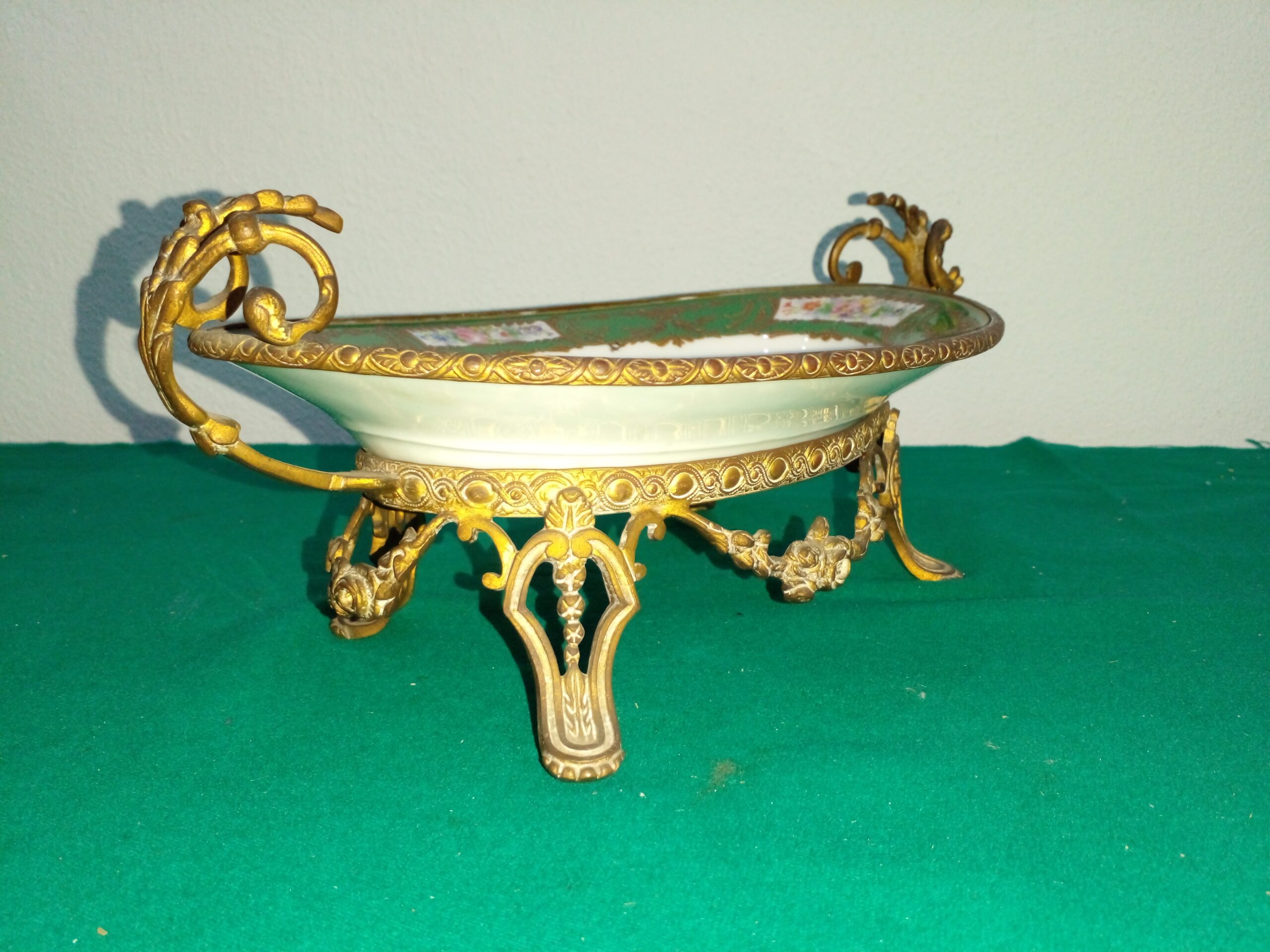 CENTRO DE MESA PORCELANA DE SEVRES CON MONTURA DE BRONCE. COD: 104601 - Image 9