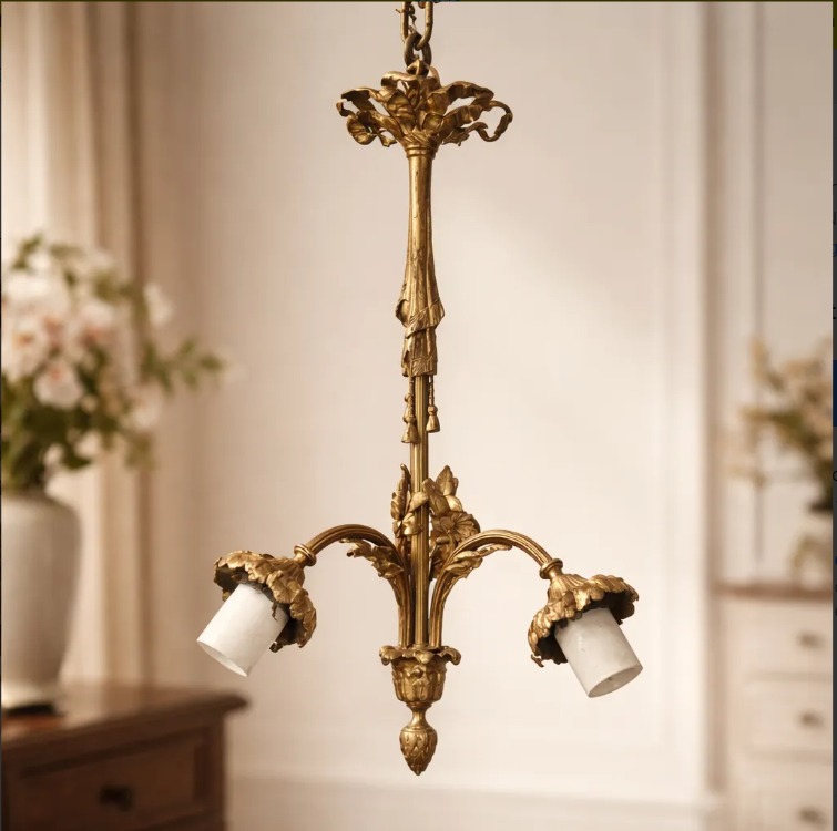 ARAÑA ANTIGUA DE BRONCE 3 LUCES ESTILO FRANCES. COD: 105410