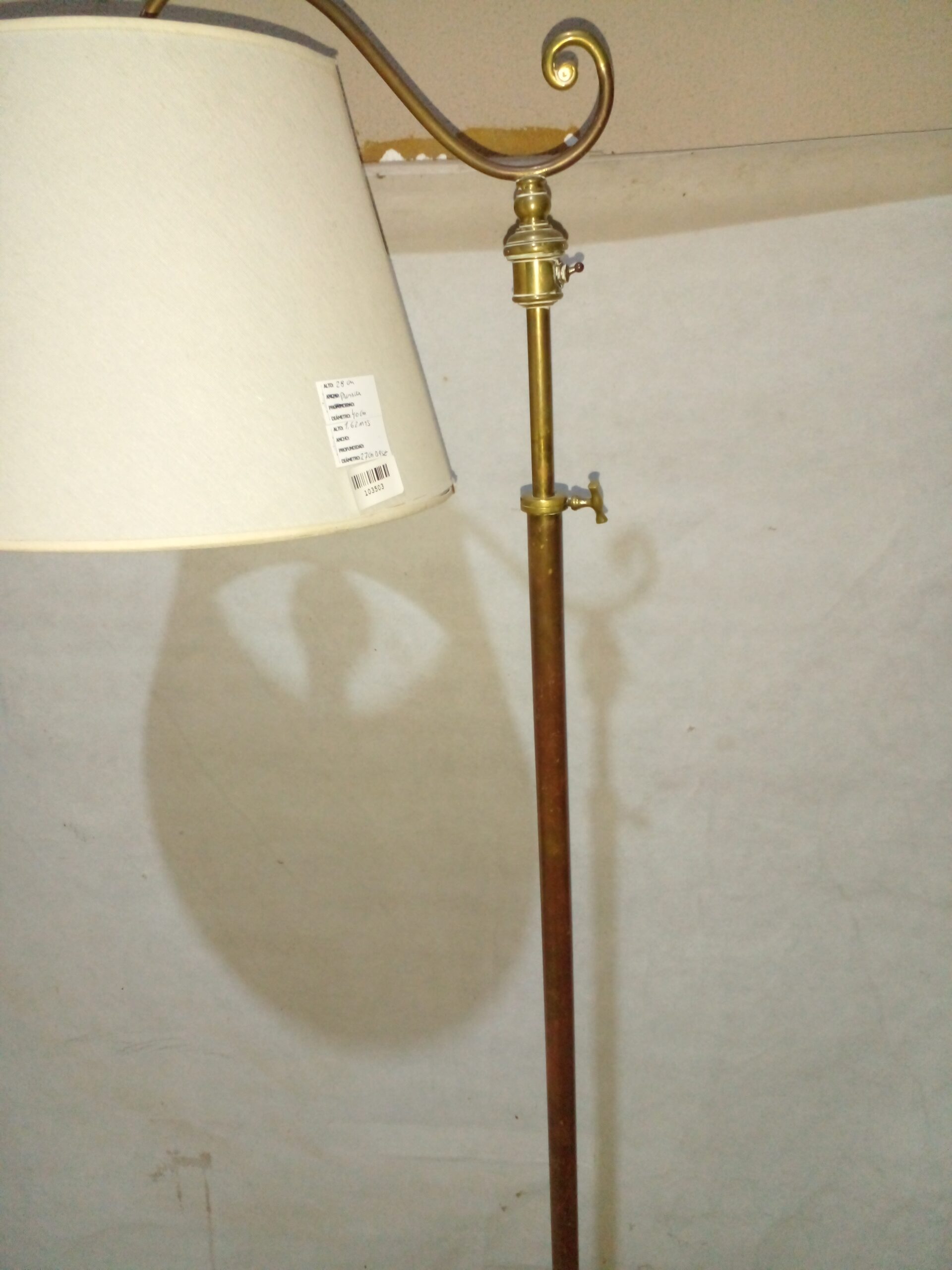 LAMPARA DE PIE ESTILO INGLES EN BRONCE CON PANTALLA. COD: 103503 RESERVADO - Image 4