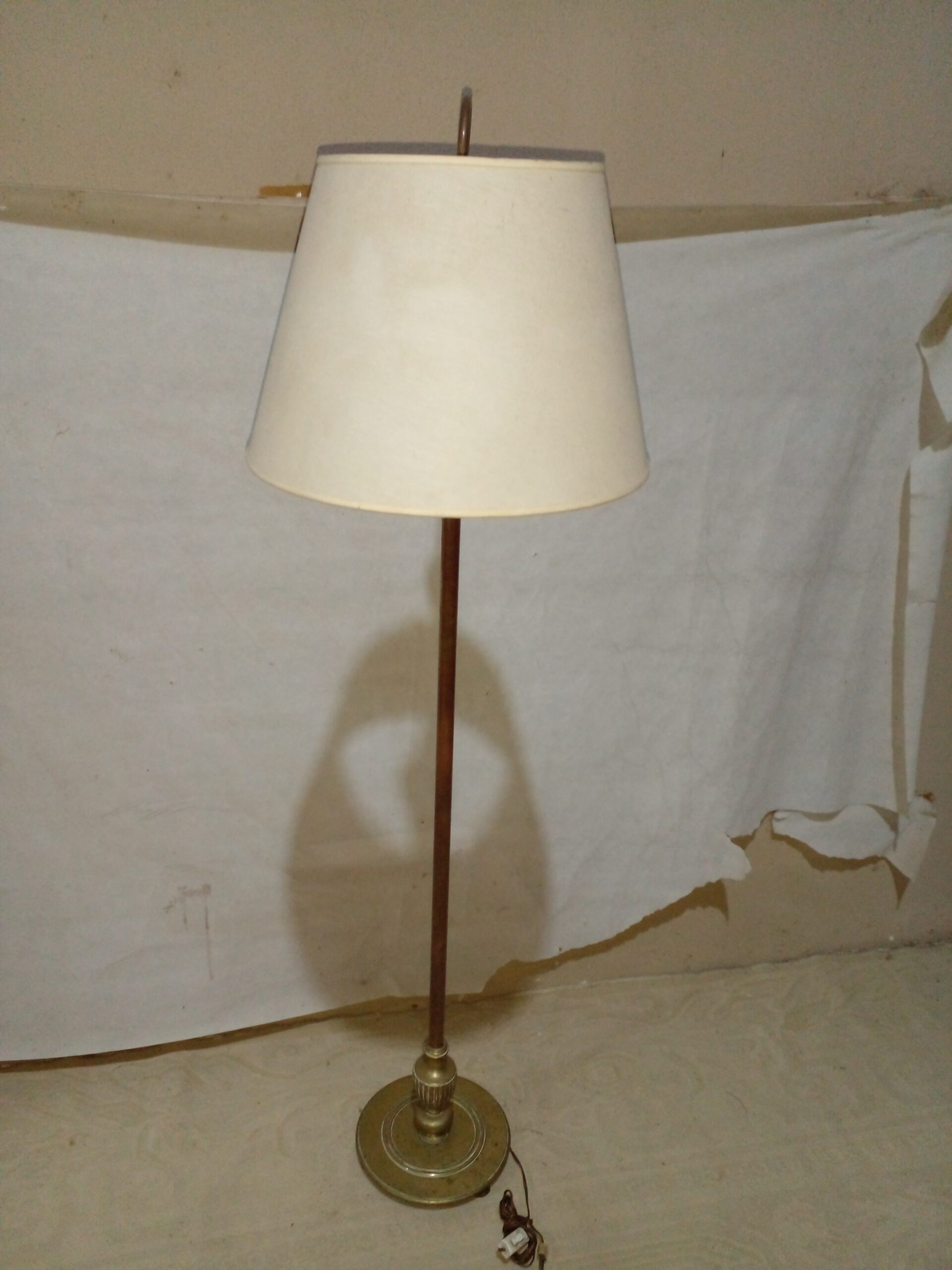 LAMPARA DE PIE ESTILO INGLES EN BRONCE CON PANTALLA. COD: 103503 RESERVADO - Image 2