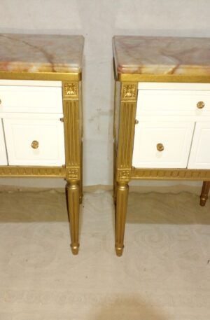 MESA DE LUZ FRANCES LUIS XVI CON MARMOL PATINA BLANCO VINTAGE Y DORADO. COD: 102306