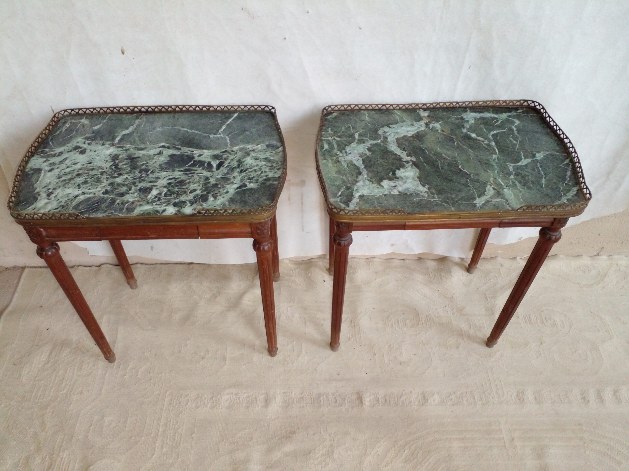 MESA DE SALA ESTILO INGLES CON MARMOL VERDE ALPE Y BRONCERIA. COD: 104307 - Image 4