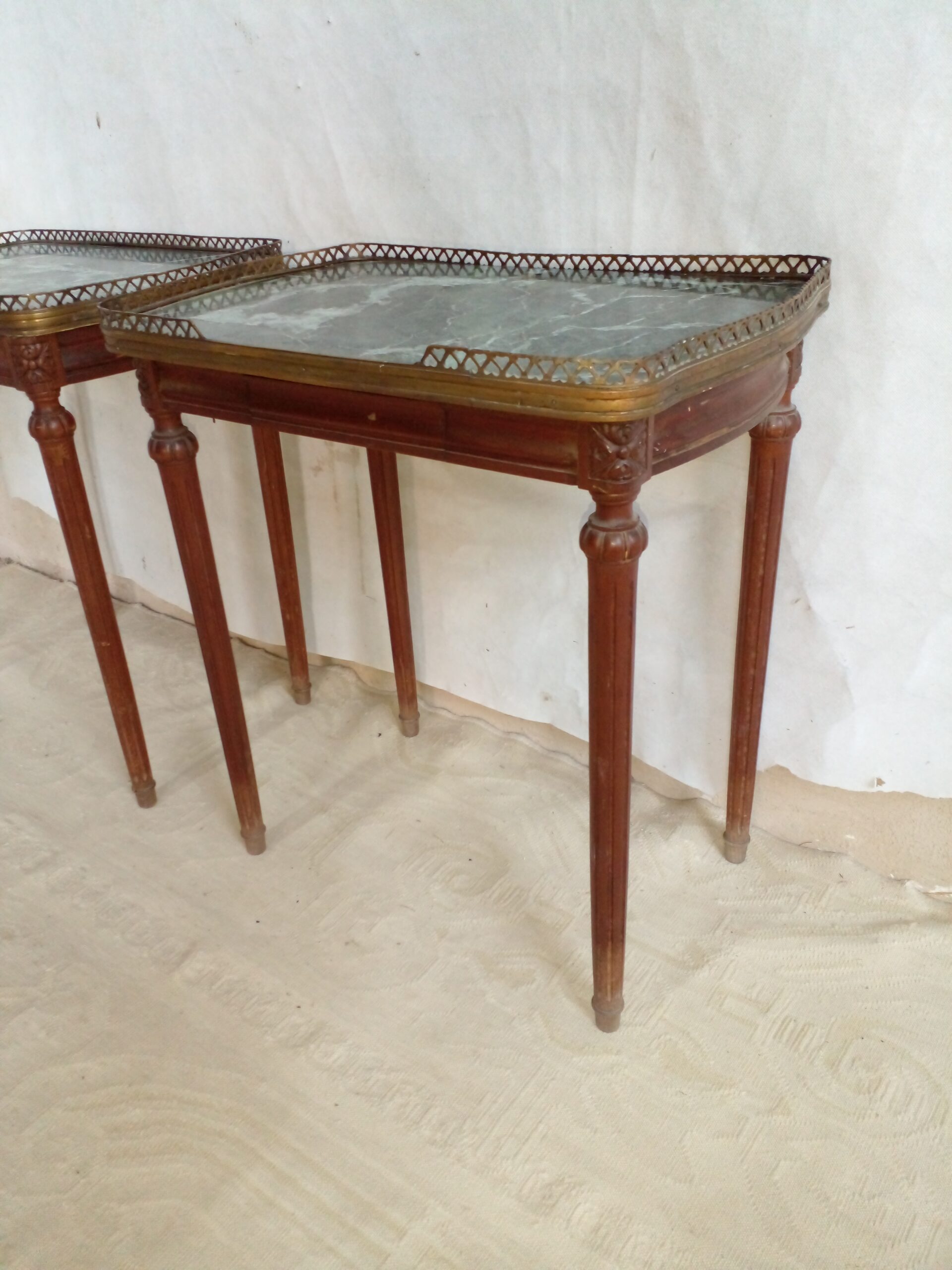 MESA DE SALA ESTILO INGLES CON MARMOL VERDE ALPE Y BRONCERIA. COD: 104307 - Image 6