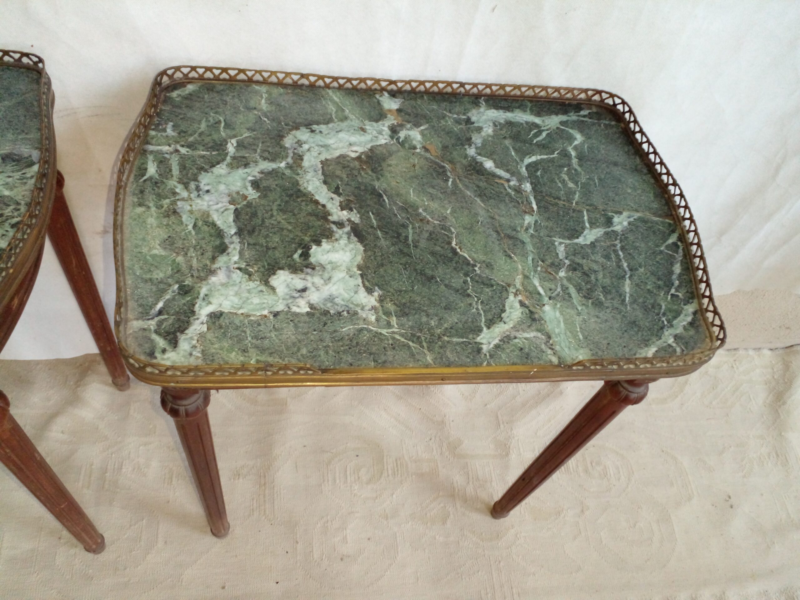 MESA DE SALA ESTILO INGLES CON MARMOL VERDE ALPE Y BRONCERIA. COD: 104307 - Image 7