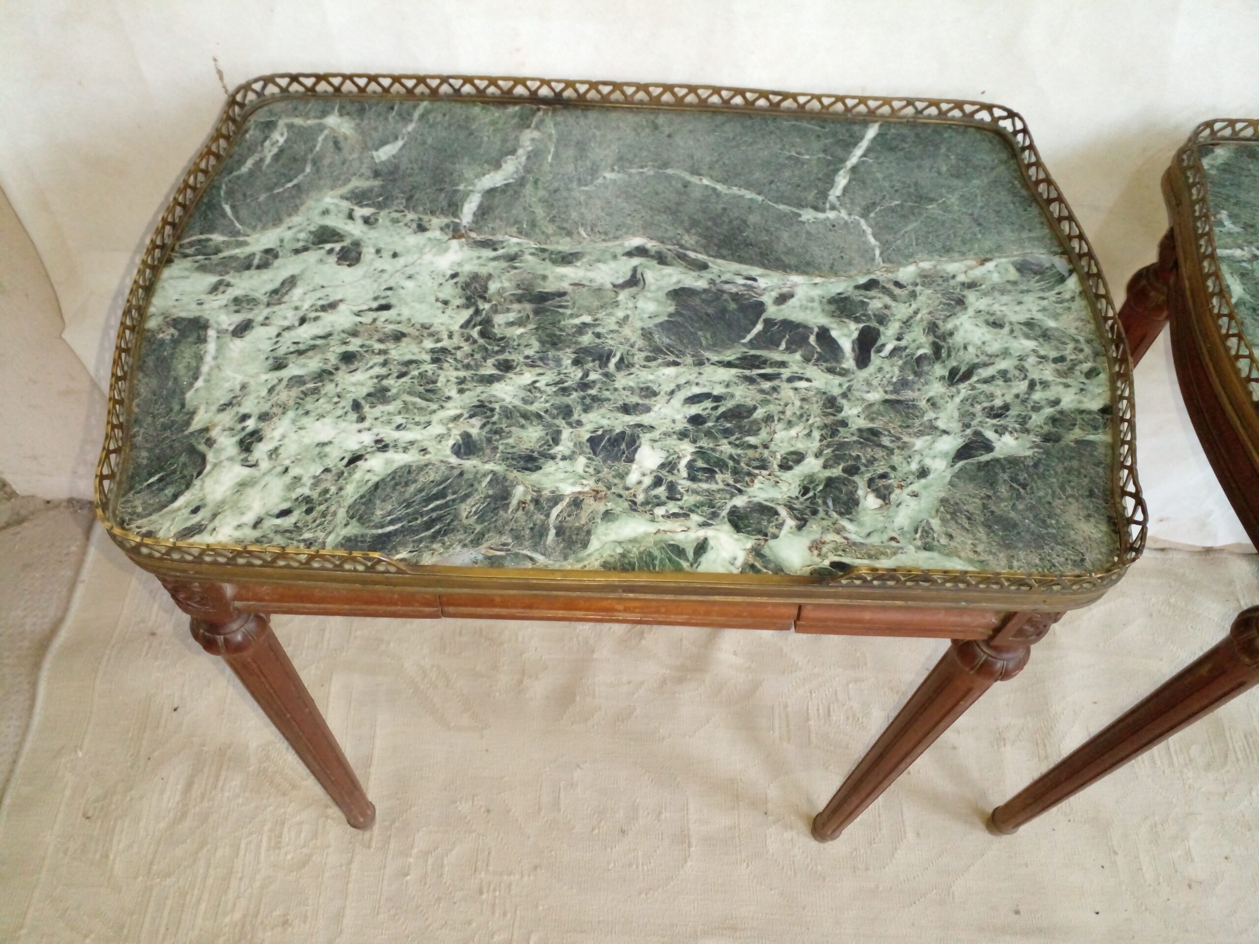 MESA DE SALA ESTILO INGLES CON MARMOL VERDE ALPE Y BRONCERIA. COD: 104307 - Image 8