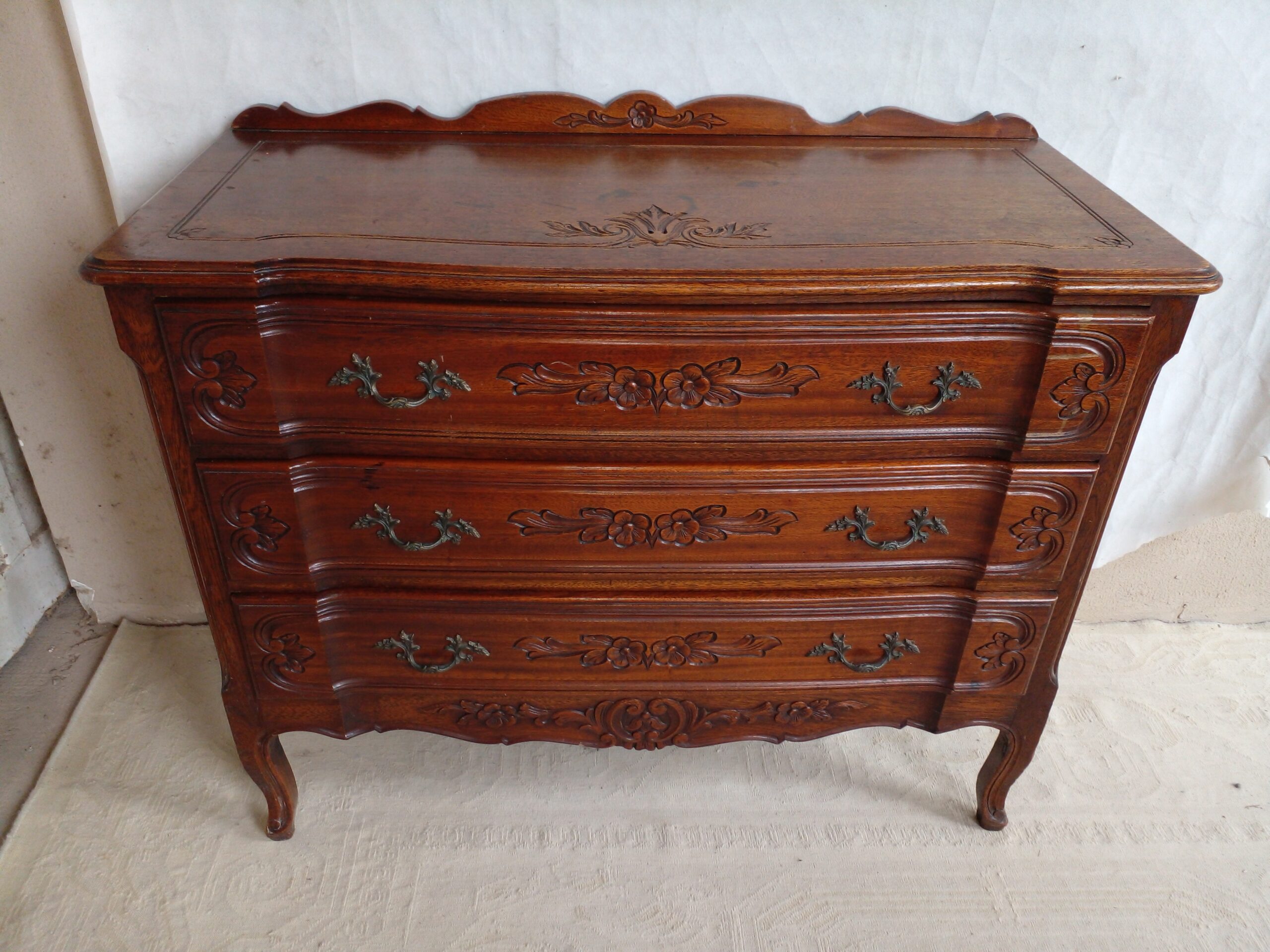 COMODA ANTIGUA ESTILO FRANCES PROVENZAL EN ROBLE TALLADO 3 CAJONES. COD: 106301 - Imagen 3