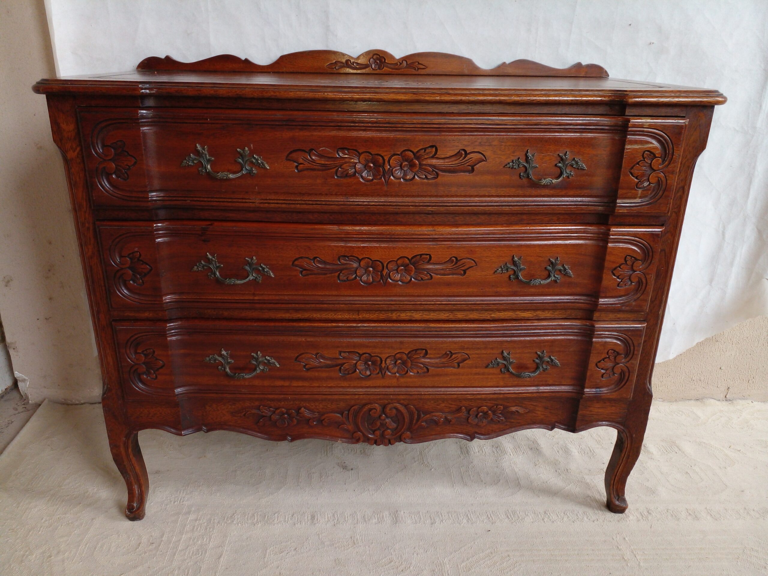 COMODA ANTIGUA ESTILO FRANCES PROVENZAL EN ROBLE TALLADO 3 CAJONES. COD: 106301 - Imagen 4