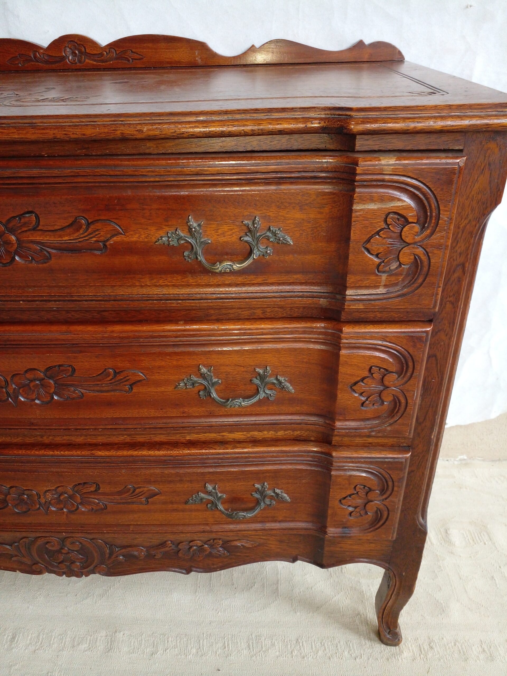 COMODA ANTIGUA ESTILO FRANCES PROVENZAL EN ROBLE TALLADO 3 CAJONES. COD: 106301 - Imagen 5