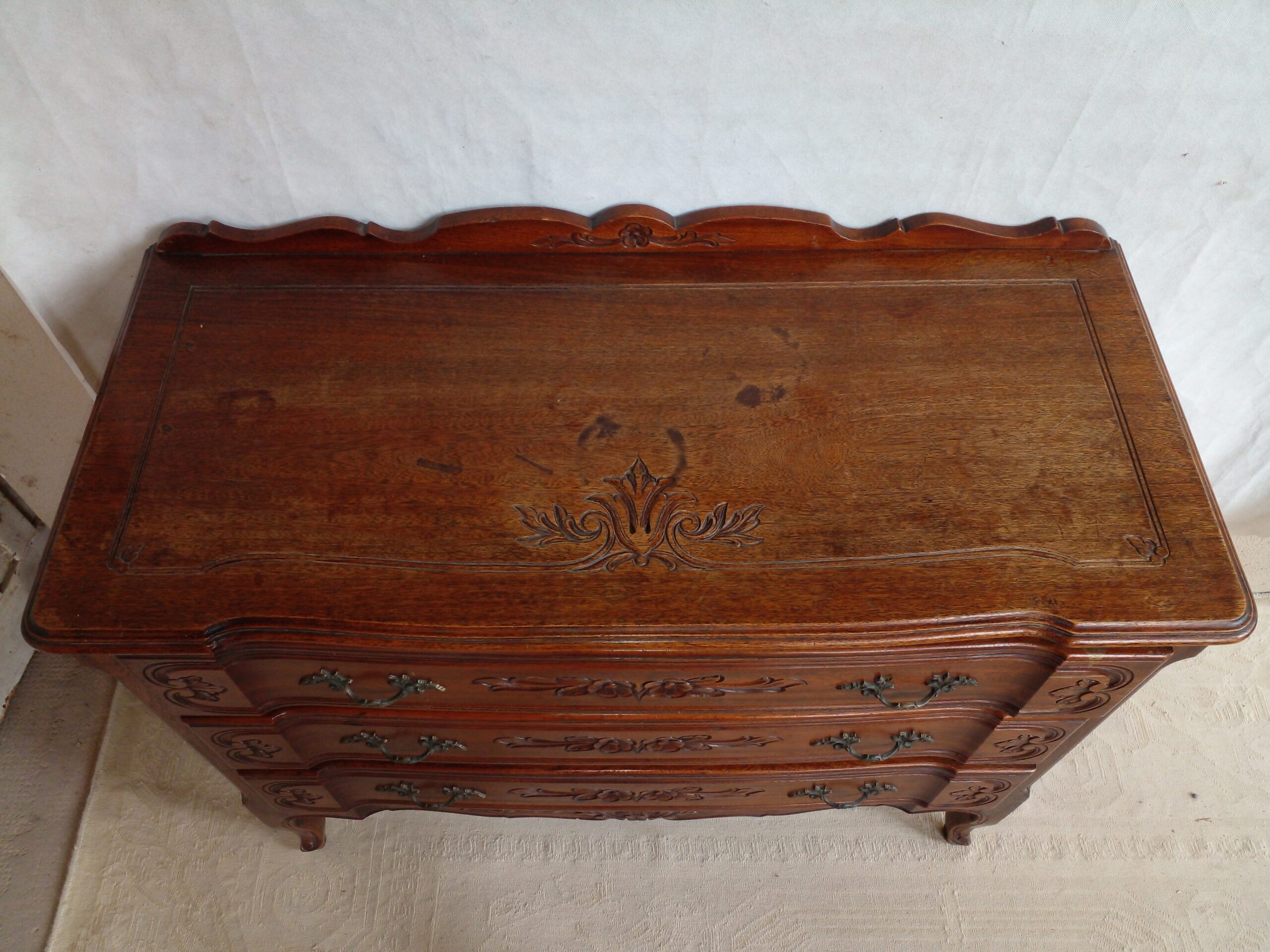 COMODA ANTIGUA ESTILO FRANCES PROVENZAL EN ROBLE TALLADO 3 CAJONES. COD: 106301 - Imagen 6