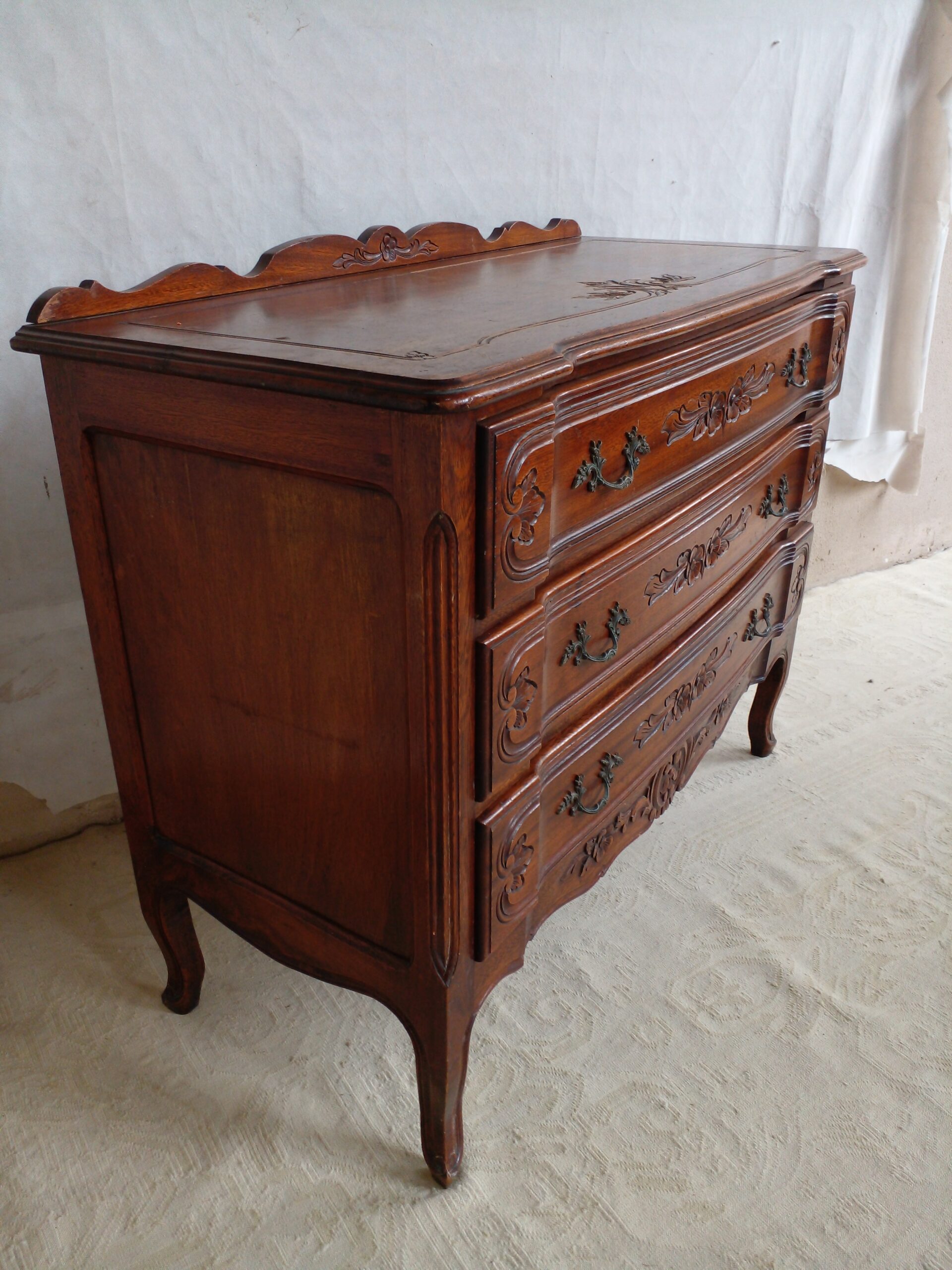 COMODA ANTIGUA ESTILO FRANCES PROVENZAL EN ROBLE TALLADO 3 CAJONES. COD: 106301 - Imagen 7