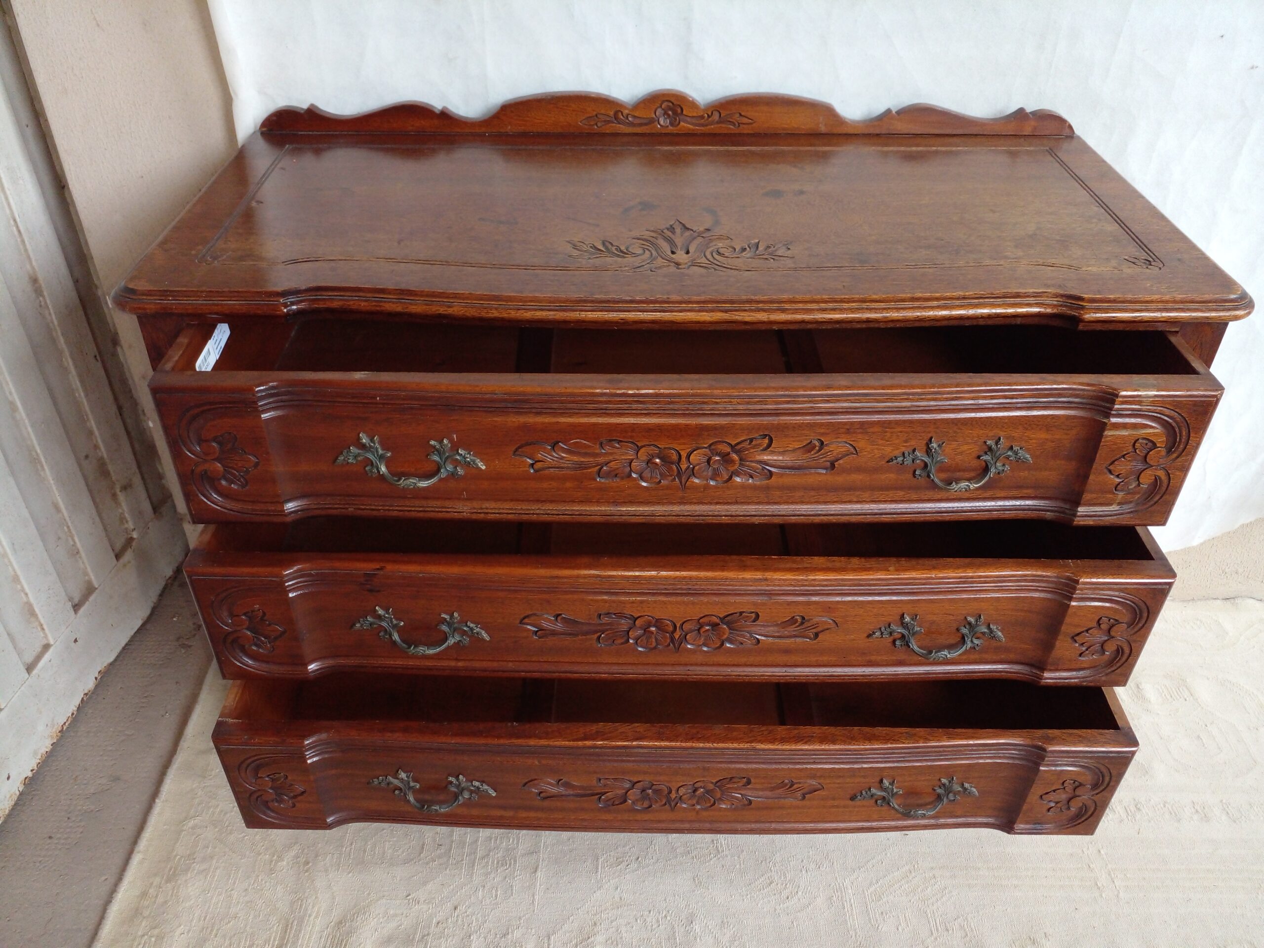 COMODA ANTIGUA ESTILO FRANCES PROVENZAL EN ROBLE TALLADO 3 CAJONES. COD: 106301 - Imagen 9