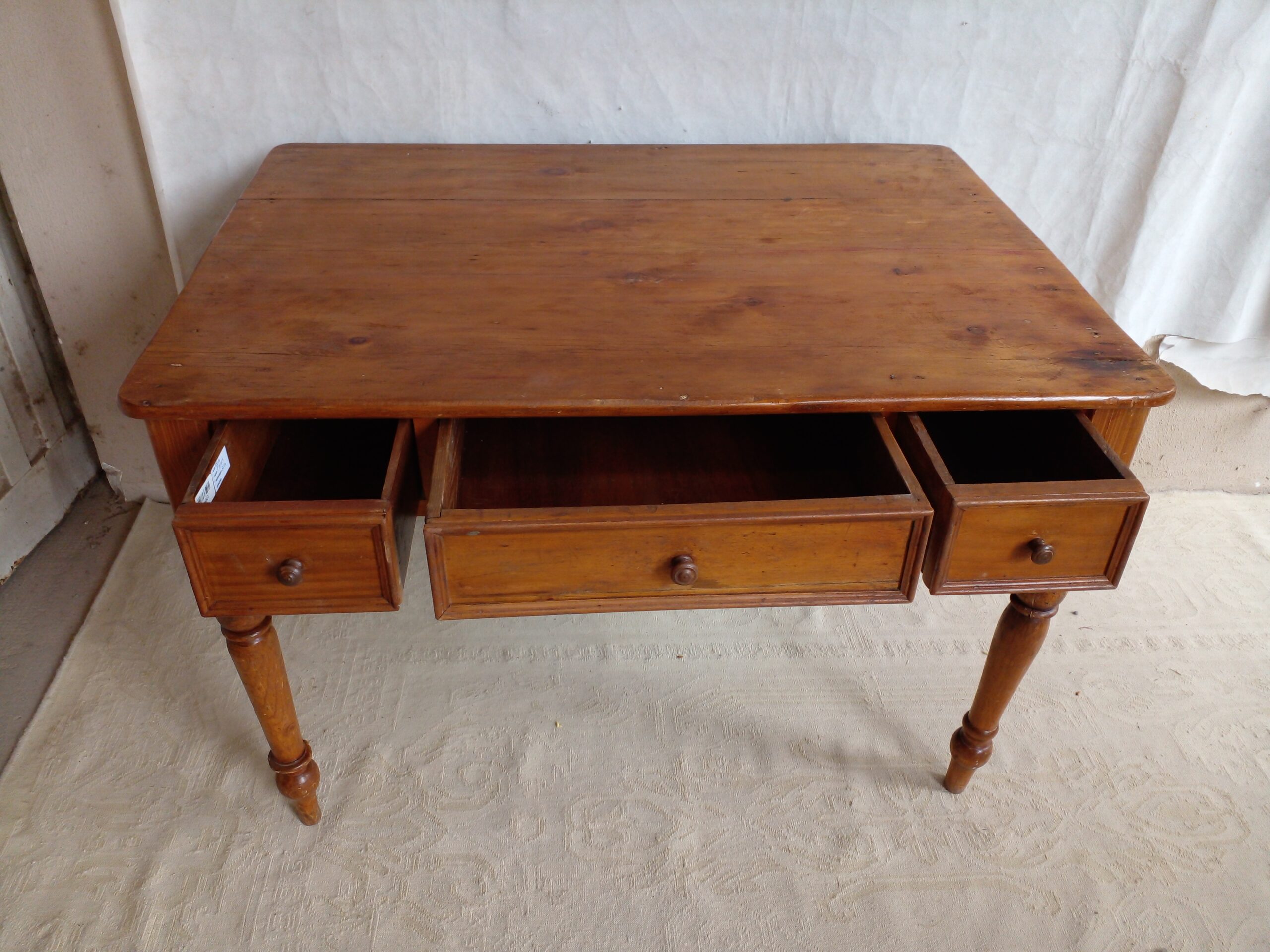 MESA ESCRITORIO EN OREGON AMERICANO ANTIGUO MESA DE CAMPO 3 CAJONES. COD: 106507 - Image 6