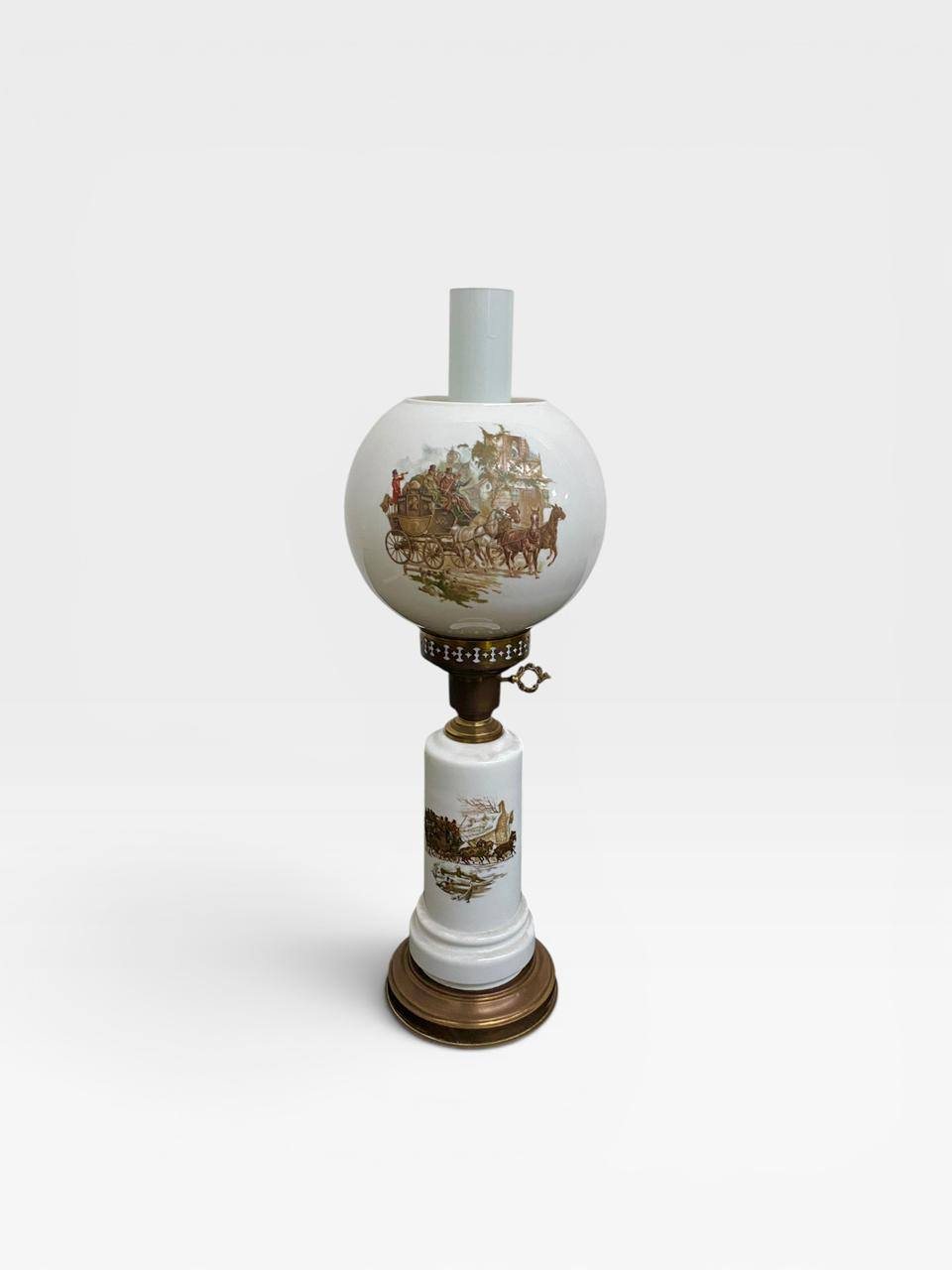 LAMPARA DE MESA ANTIGUA EN OPALINA BLANCA CON ESCENAS CAMPESTRES. COD: 105901 - Image 3