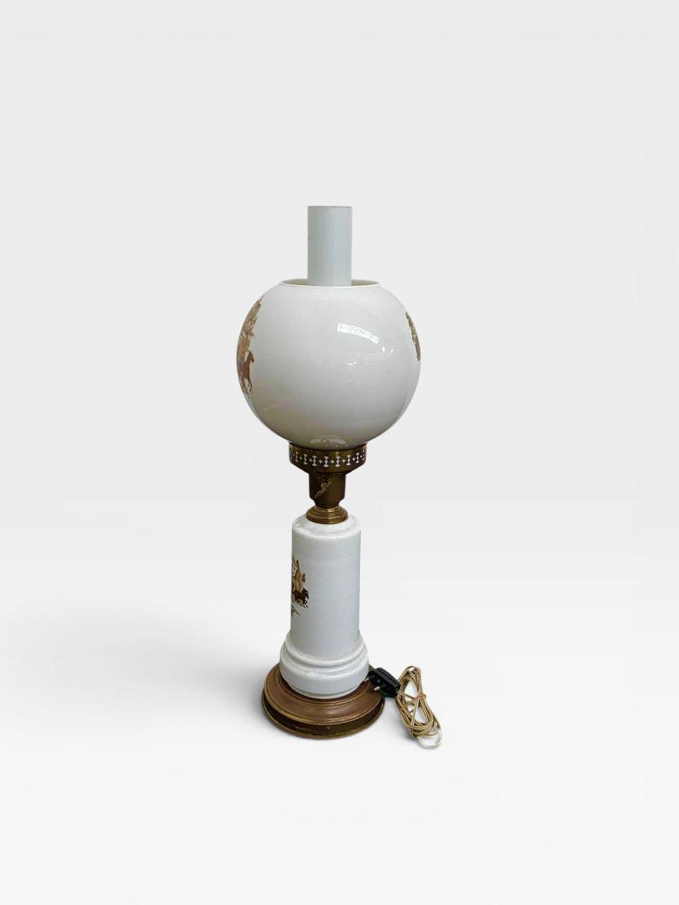 LAMPARA DE MESA ANTIGUA EN OPALINA BLANCA CON ESCENAS CAMPESTRES. COD: 105901 - Image 8