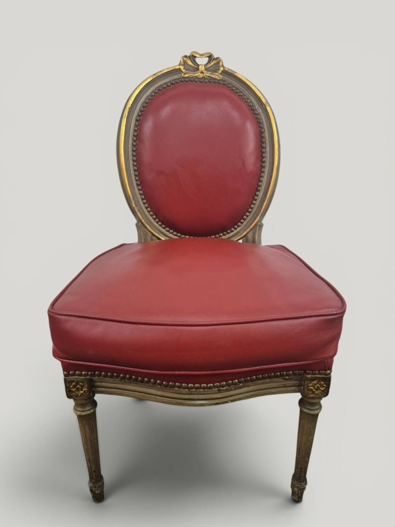 SILLA DE DORMITORIO ESTILO FRANCES LUIS XVI TAPIZADA EN CUERO ROJO BURDEOS. COD: 105902 - Image 3
