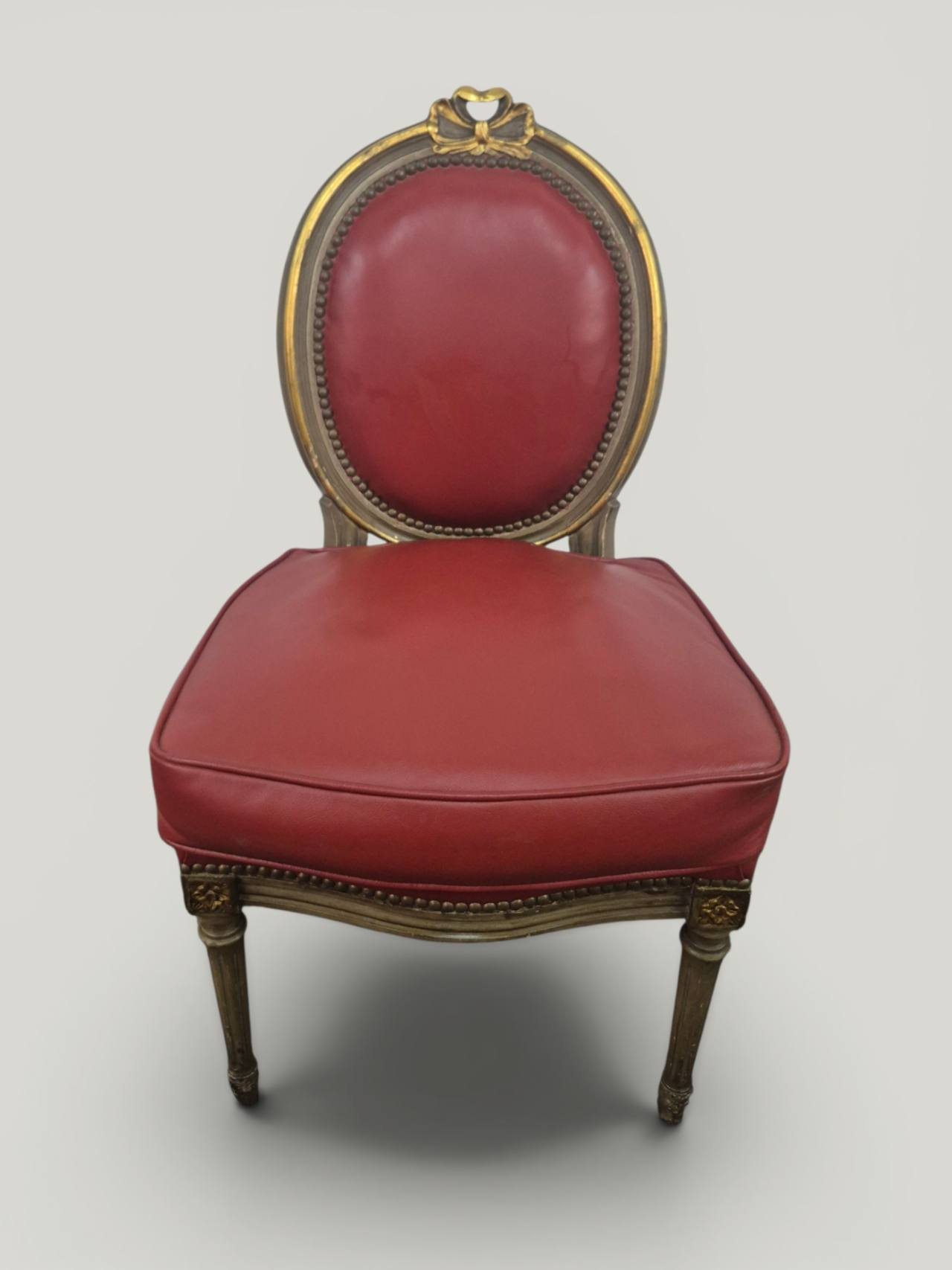 SILLA DE DORMITORIO ESTILO FRANCES LUIS XVI TAPIZADA EN CUERO ROJO BURDEOS. COD: 105902 - Image 4