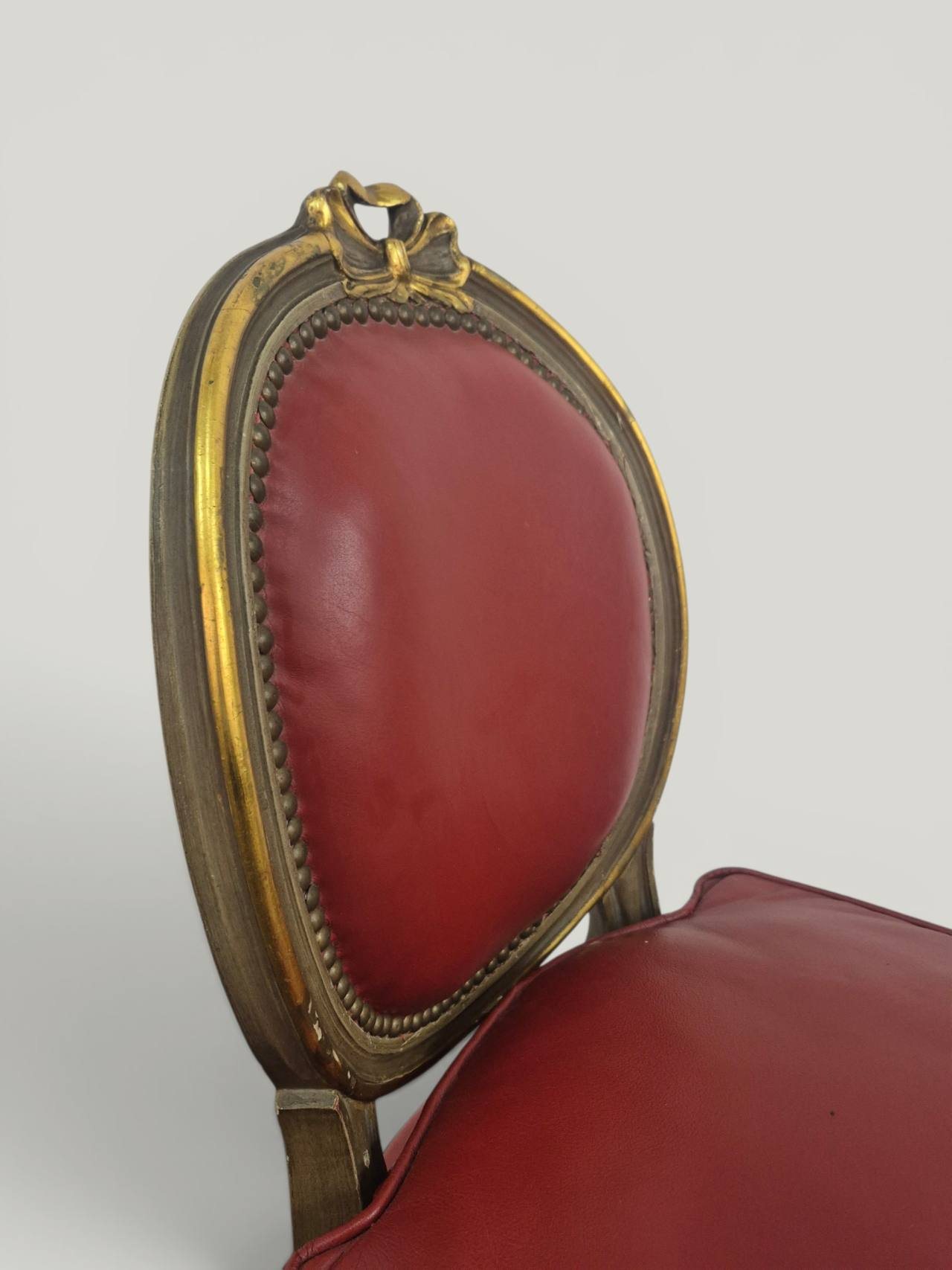 SILLA DE DORMITORIO ESTILO FRANCES LUIS XVI TAPIZADA EN CUERO ROJO BURDEOS. COD: 105902 - Image 6