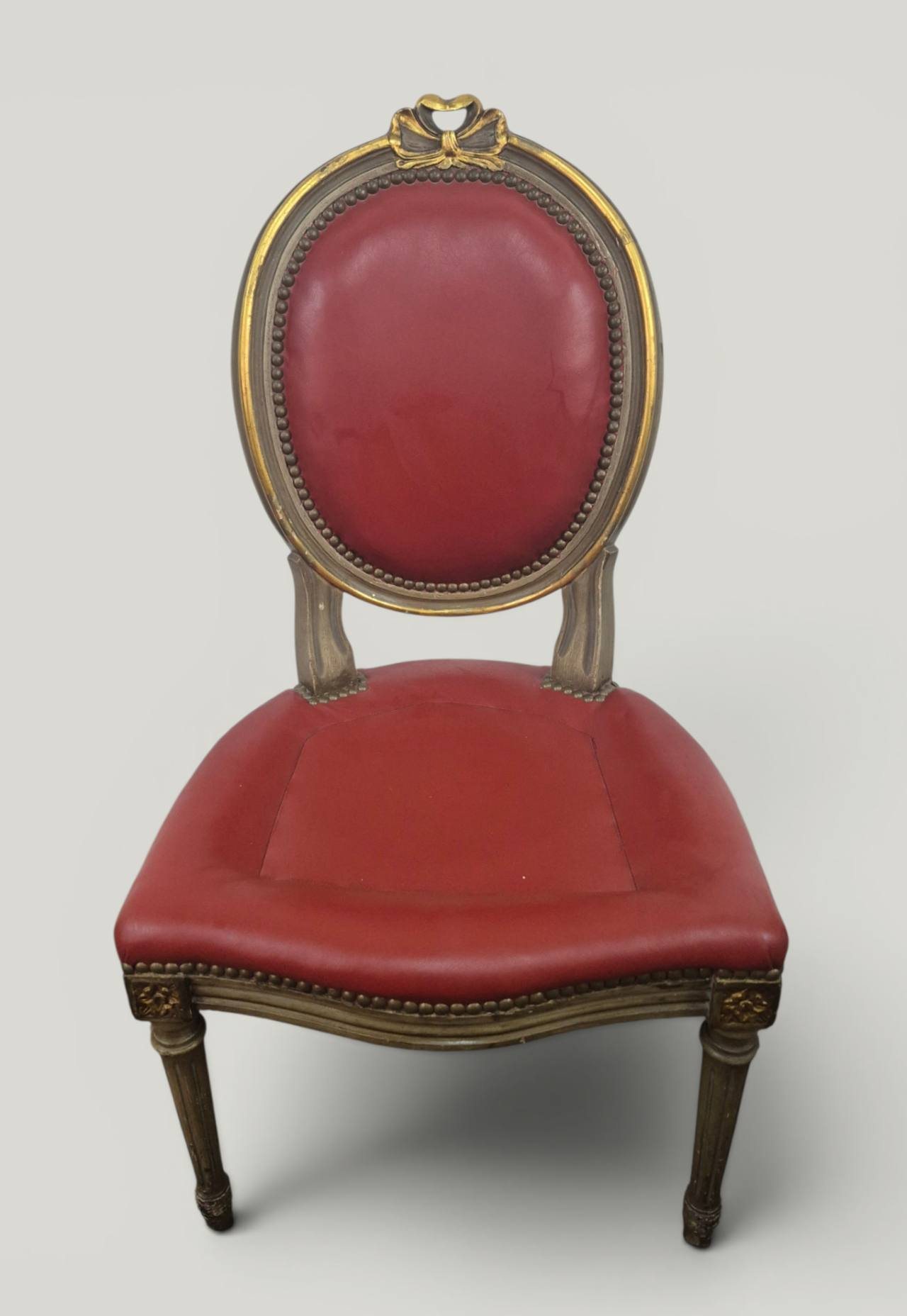 SILLA DE DORMITORIO ESTILO FRANCES LUIS XVI TAPIZADA EN CUERO ROJO BURDEOS. COD: 105902 - Image 7