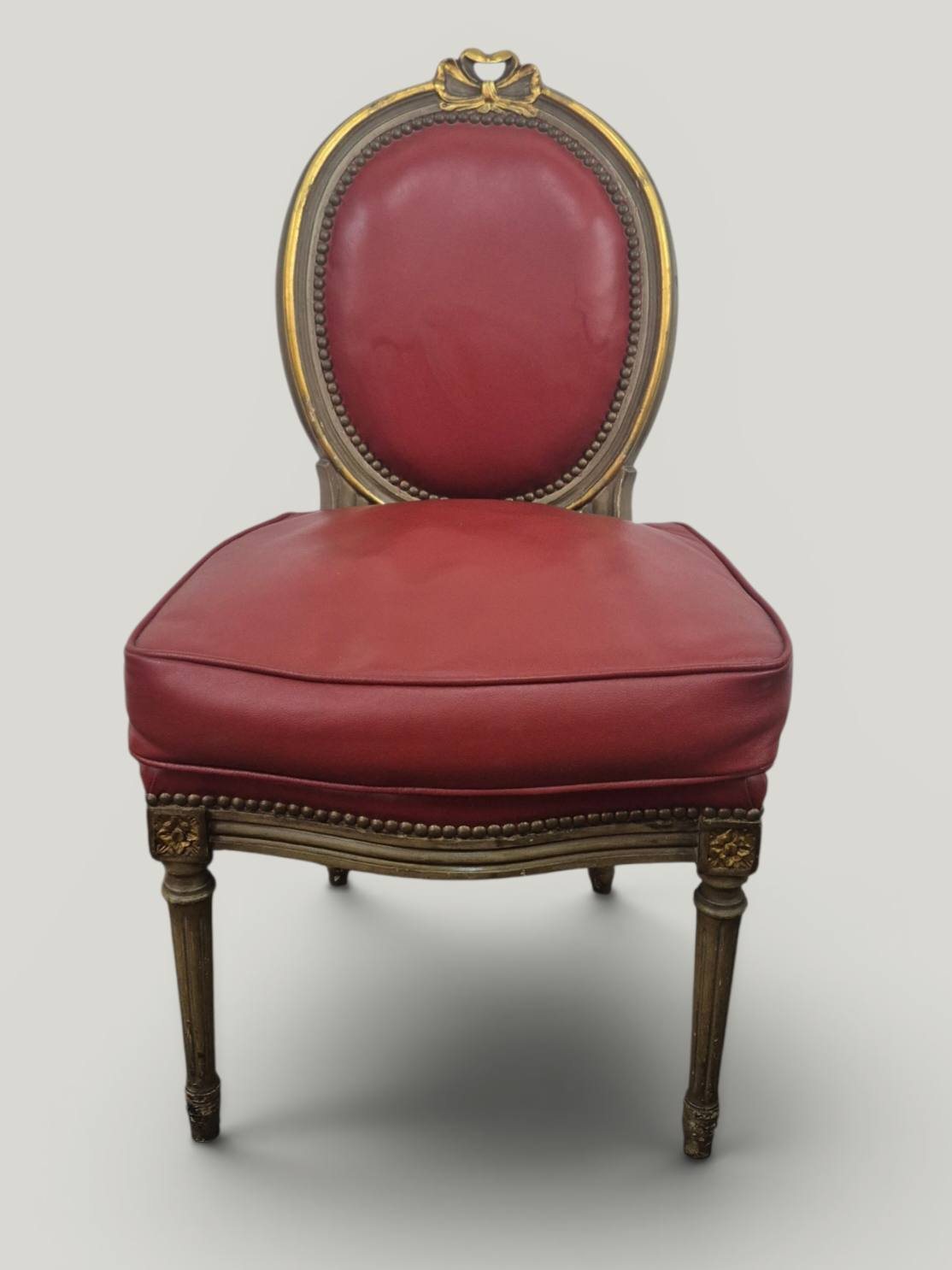 SILLA DE DORMITORIO ESTILO FRANCES LUIS XVI TAPIZADA EN CUERO ROJO BURDEOS. COD: 105902 - Image 9