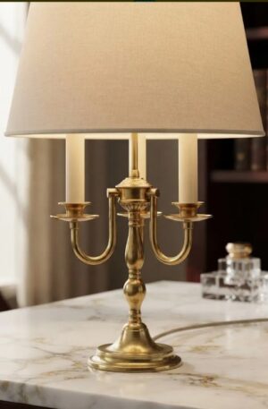 LAMPARA DE MESA BRONCE PULIDO ESTILO INGLES DE TRES LUCES. COD: 107015
